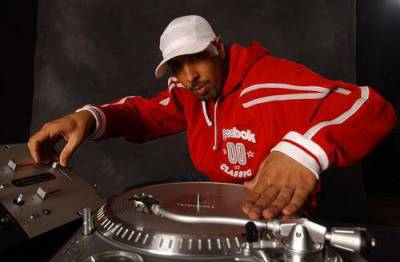 DJ Abdel ne doit pas sa popularité au hasard ou à un brusque coup de projecteur. Depuis son adolescence, ce passionné mixe et expérimente, imposant son style en parfaite adéquation avec les attentes d
